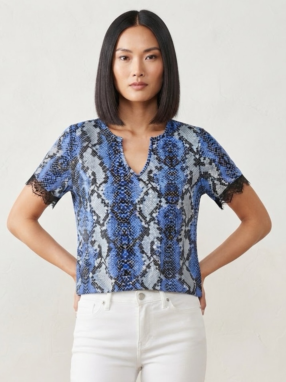 Andthewhy BLUE SNAKE PRINT LACE SLEEVE HEM TOP